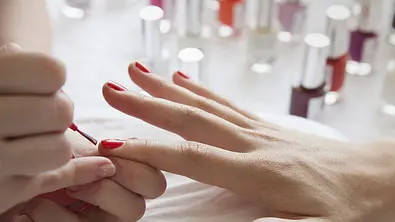 Russian Manicure: So gefährlich ist der neue Nageltrend - Foto: iStock/ dimid_86