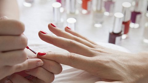 Russian Manicure: So gefährlich ist der neue Nageltrend - Foto: iStock