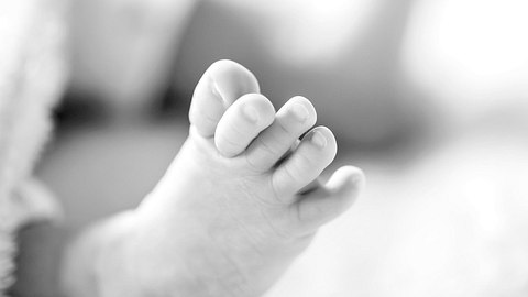 In Saarland hat eine Mutter ihr Kind in eine Mülltonne geworfen. - Foto: minianne/istock