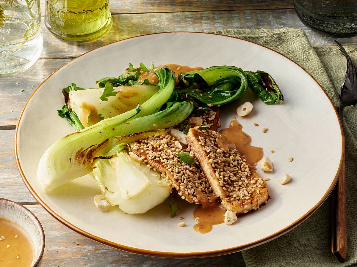 Saftig geschmorter Pak Choi in Kokossoße mit Sesam-Tofu