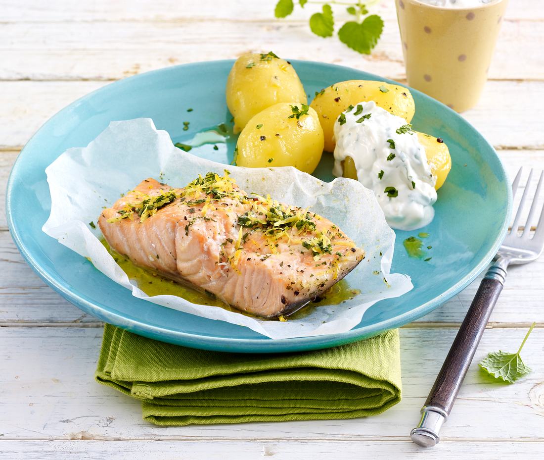 Saftiger Kräuterlachs mit Pellkartoffeln im Pergament Saftiger Kräuterlachs mit Pellkartoffeln im Pergament