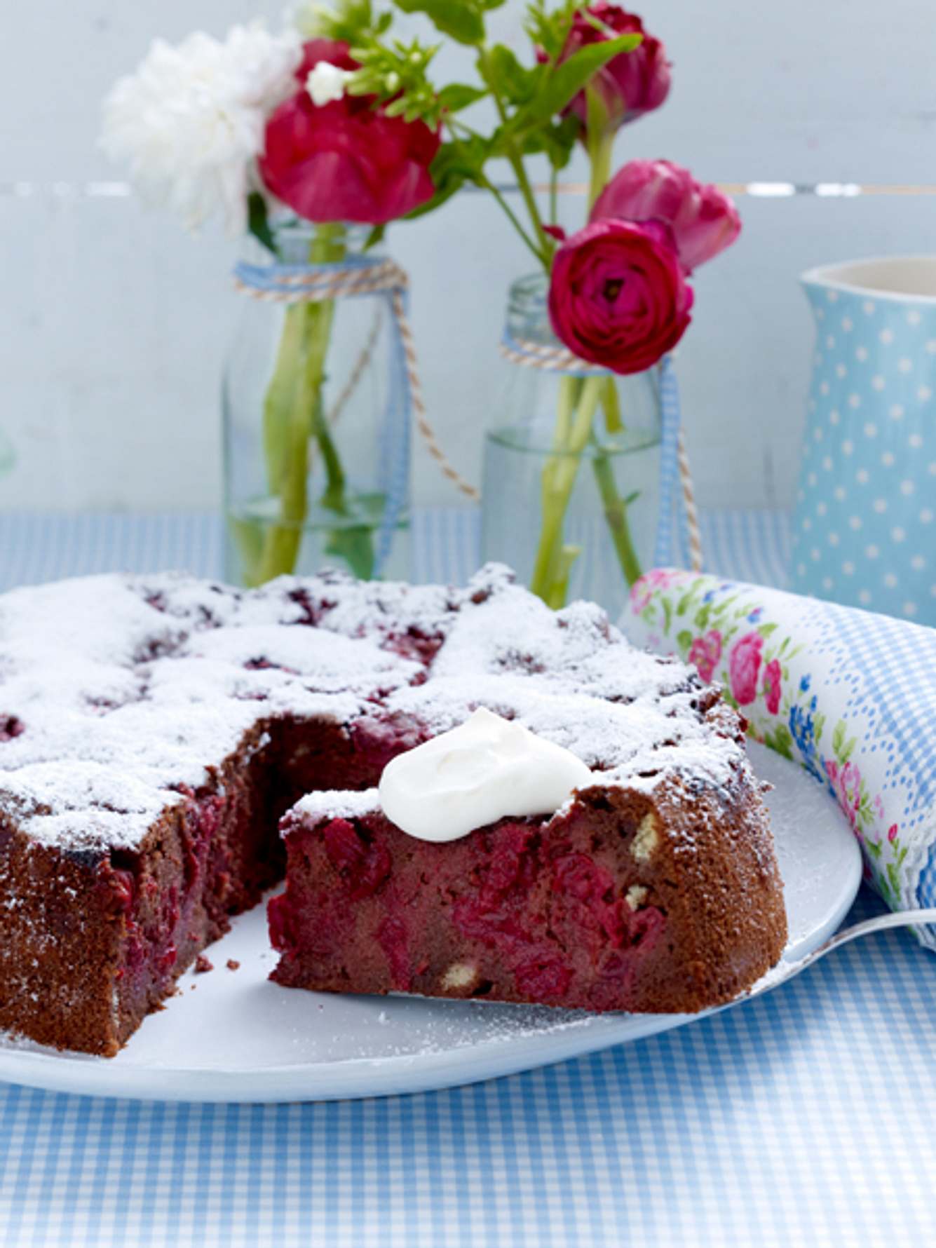 Vorbereitung ist alles. Weichen Sie die Löffelbiskuits für diesen Schokokuchen zwei Stunden vor dem Backen in Rum ein. saftiger schokokuchen mit kirschen