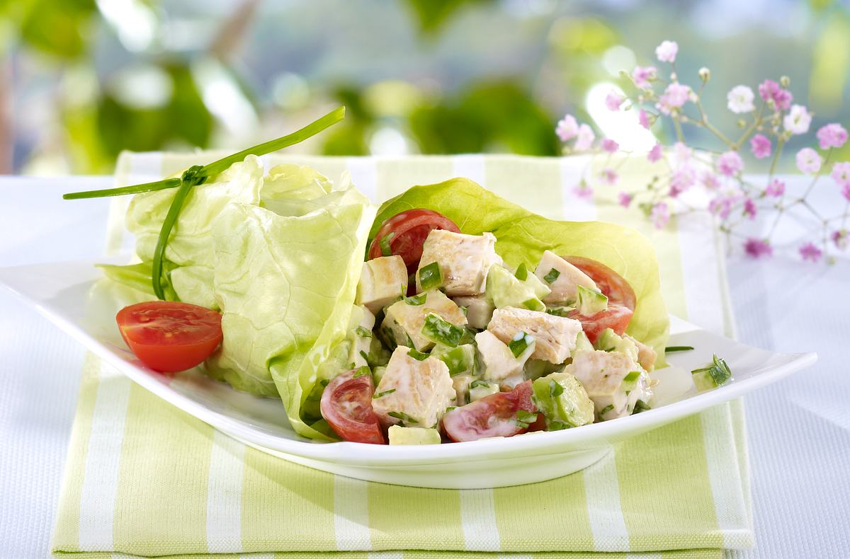 Salat-Wraps mit Hühnchen ohne Kohlenhydrate