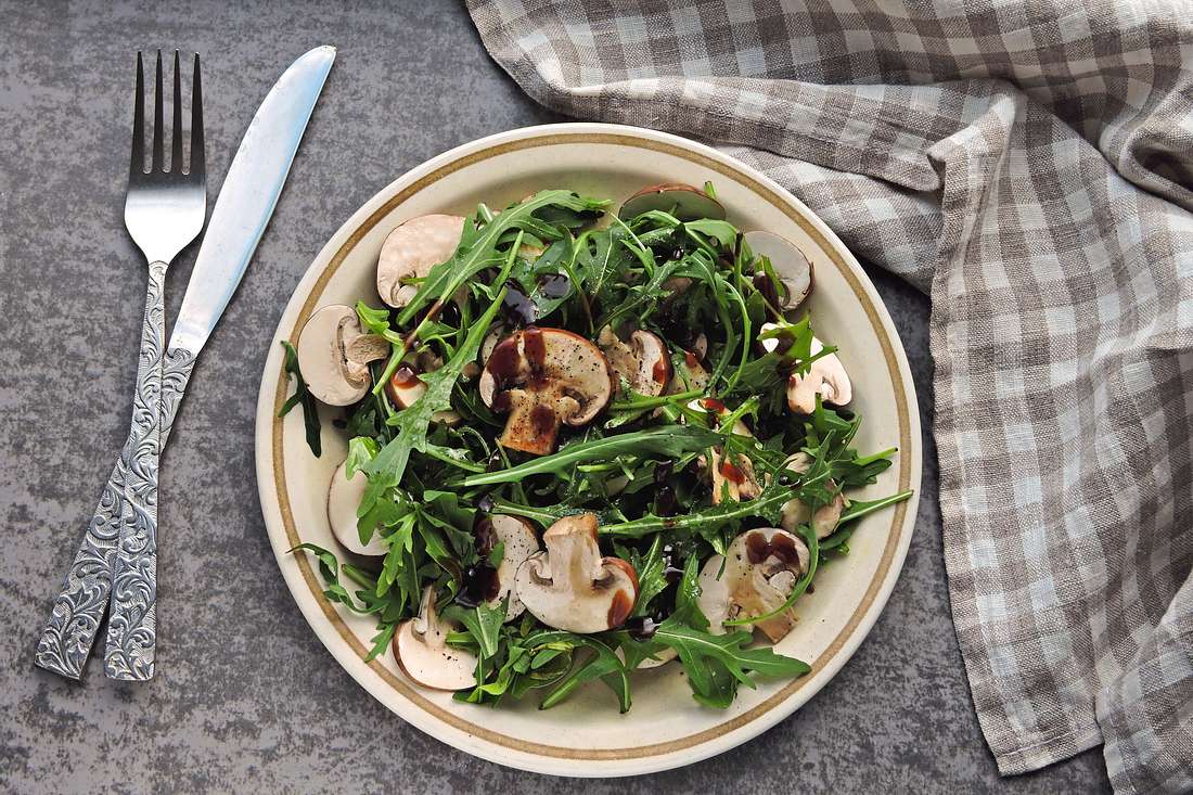 Salatteller mit Sesampilzen: Das leckere vegetarische Low Carb Gericht Salatteller mit Sesampilzen: Das leckere vegetarische Low Carb Gericht