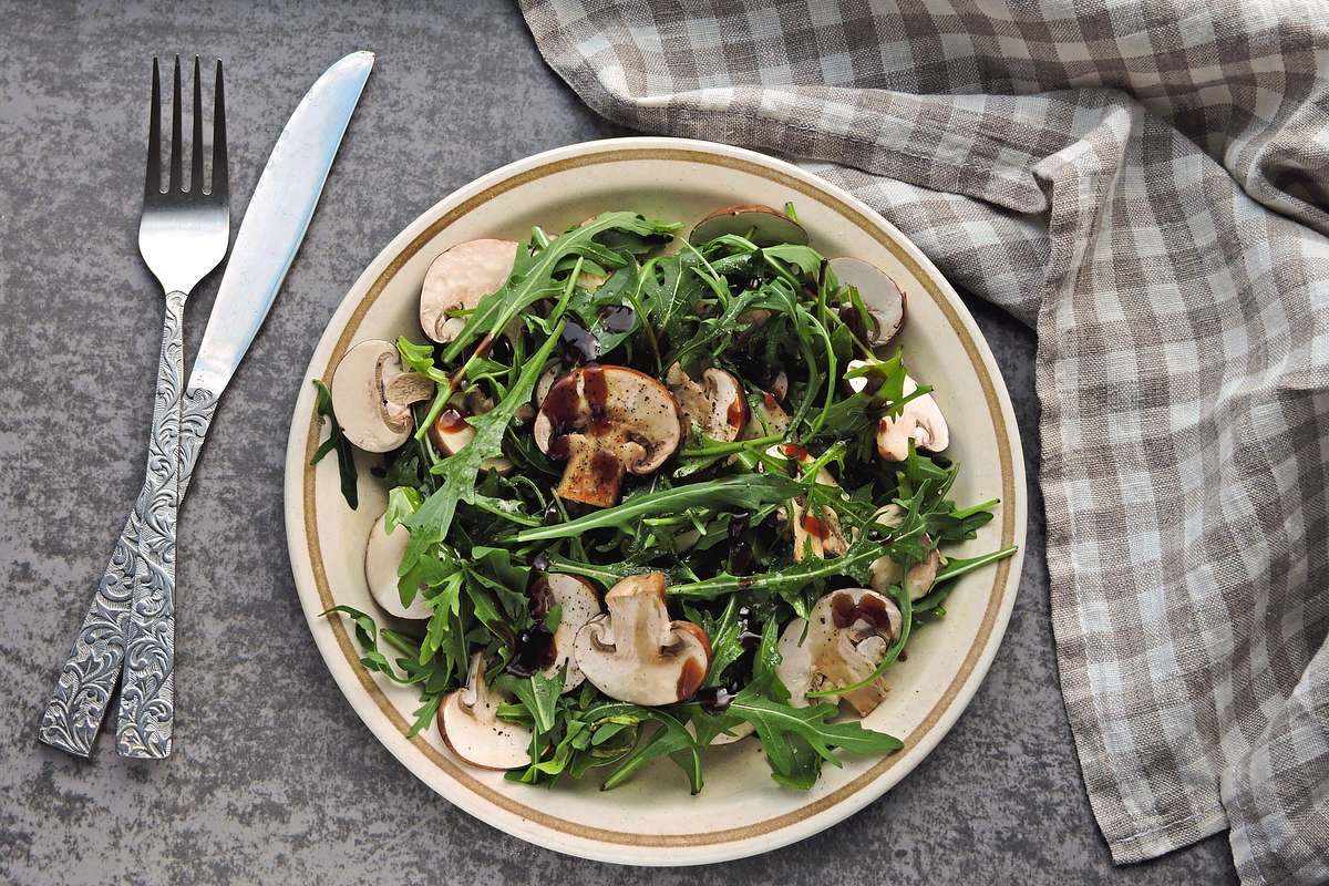 Salatteller mit Sesampilzen: Das leckere vegetarische Low Carb Gericht