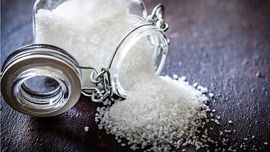 Diese Alternativen für Salz gibt es. - Foto: fcafotodigital/iStock
