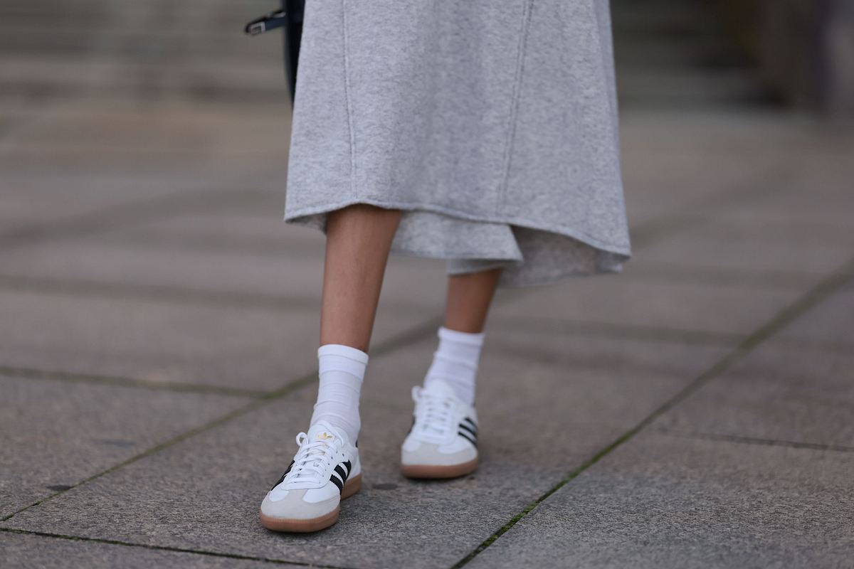 Sambas mit weißen Socken und grauem Rock