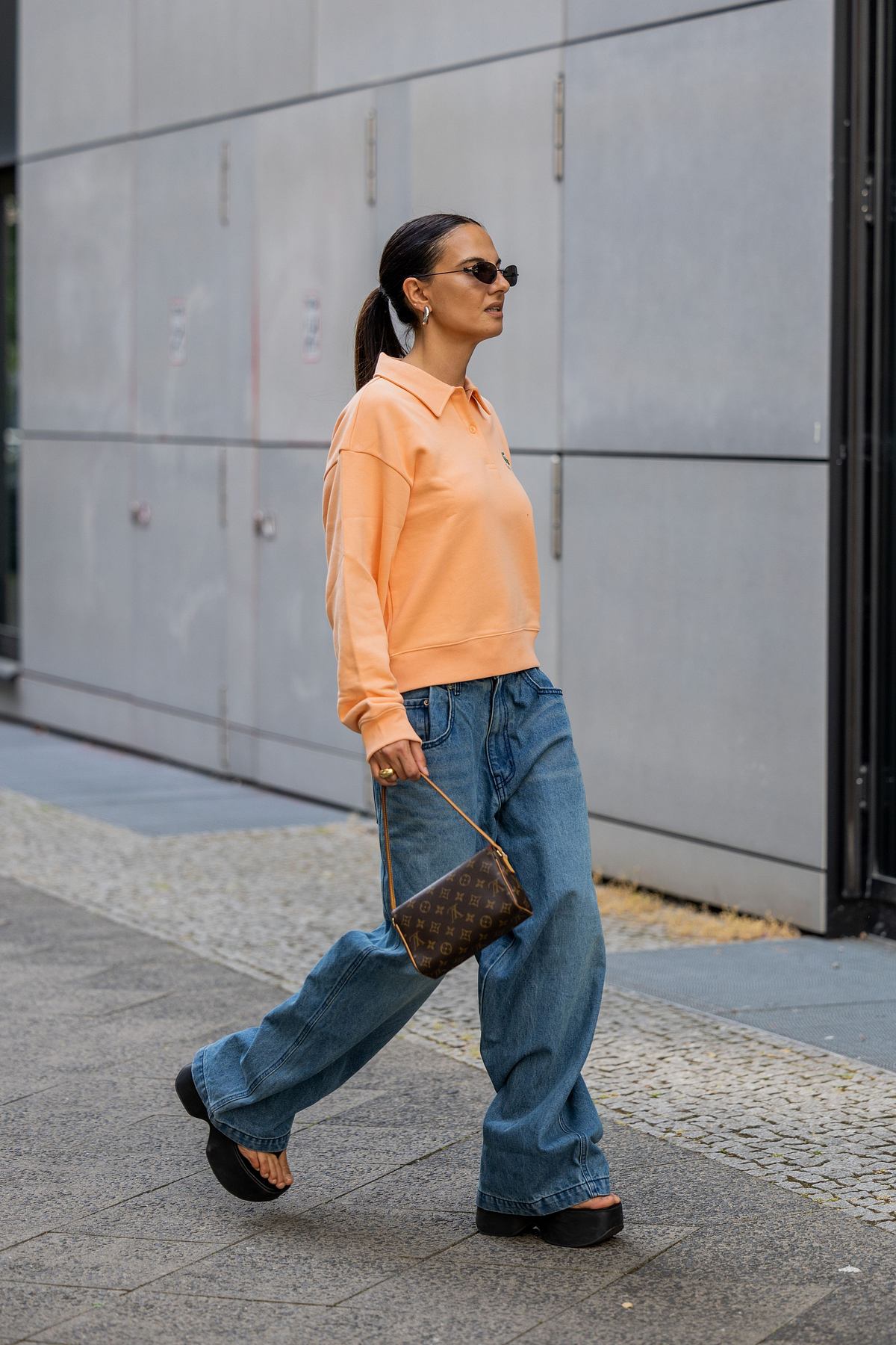 Jeans-Looks mit Platau-Sandalen