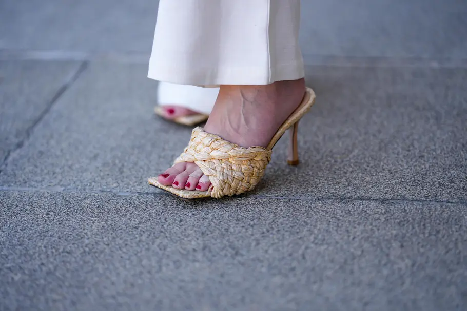 Auf diese Farben und Materialien setzen wir bei den beliebten offenen Schuhe