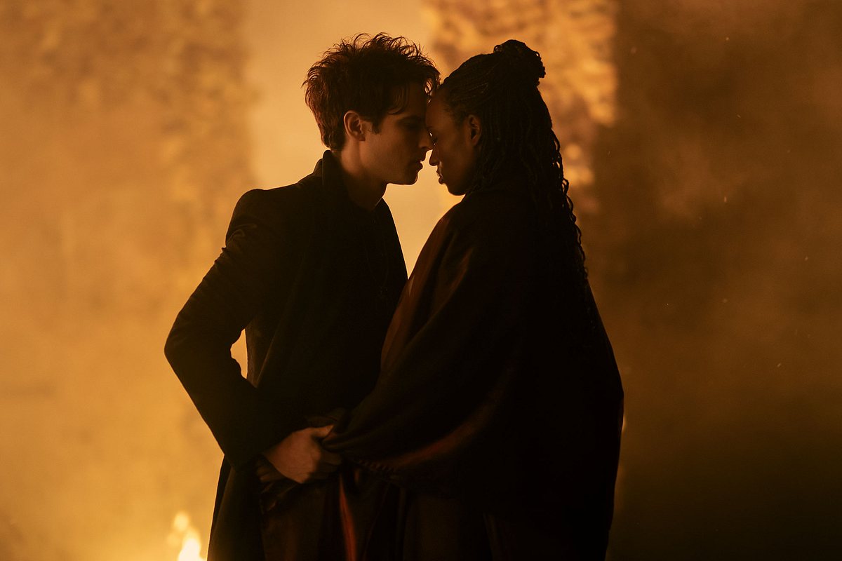 Tom Sturridge als Dream und Umulisa Gahiga als Nada in Sandman Staffel 2.