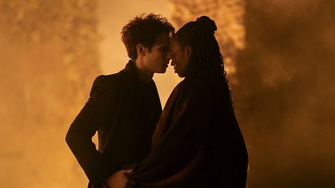Tom Sturridge als Dream und Umulisa Gahiga als Nada in Sandman Staffel 2. - Foto: Ed Miller/Netflix © 2025