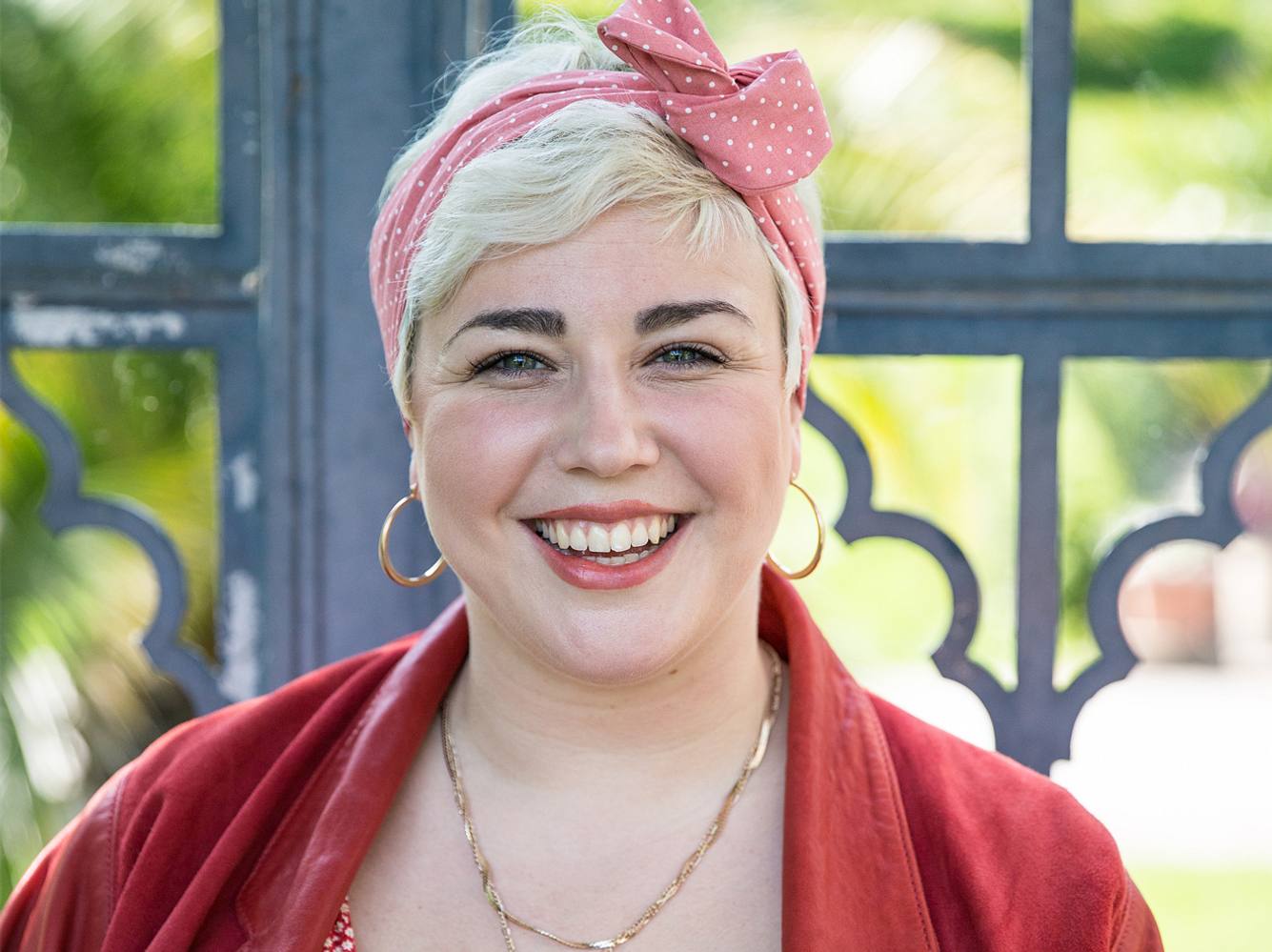 Sandra Wurster spricht mit uns über ihr Buch „Das Leben ist zu kurz, um den Bauch einzuziehen“ und verrät, was dahinter steckt. Sandra Wurster spricht mit uns über ihr Buch „Das Leben ist zu kurz, um den Bauch einzuziehen“ und verrät, was dahinter steckt.