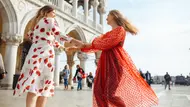 Zwei Frauen in Frühlingskleidern halten sich an den Händen, auf einem sonnigen Platz. - Foto: iStock / Maksym Belchenko Zwei Frauen in Frühlingskleidern halten sich an den Händen, auf einem sonnigen Platz. - Foto: iStock / Maksym Belchenko