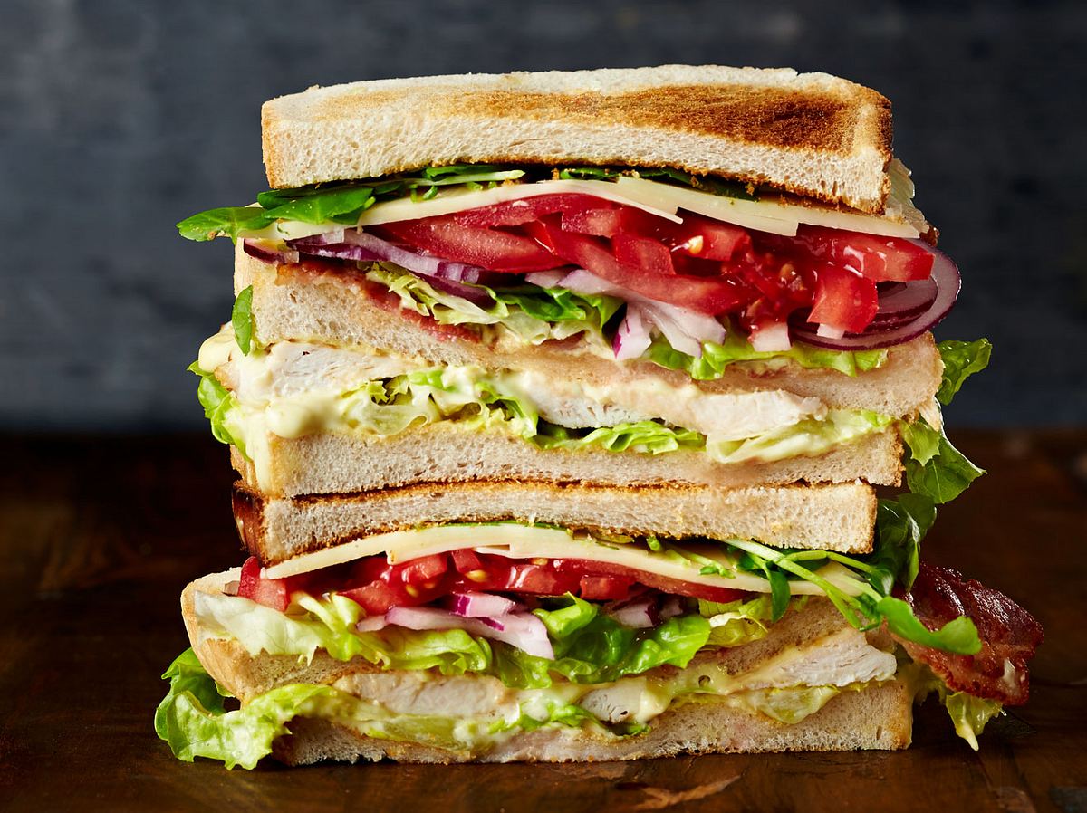 Unser Club-Sandwich mit Hähnchen, Käse und Tomaten ist ein kleines Türmchen.