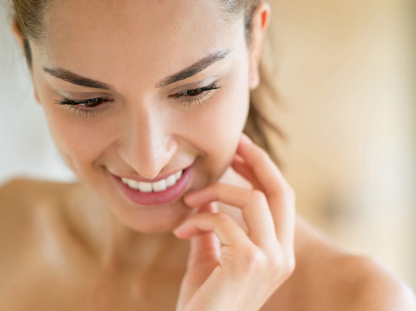 Enzyme Peeling & Hyaluronpflege: Beauty-Neuheiten für natürlich frische Haut