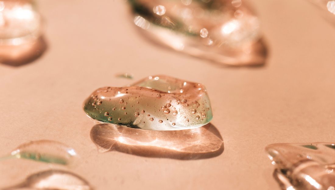 Kollagenhaltige Cremes und Seren helfen der Haut, Feuchtigkeit zu speichern. Kollagenhaltige Cremes und Seren helfen der Haut, Feuchtigkeit zu speichern.