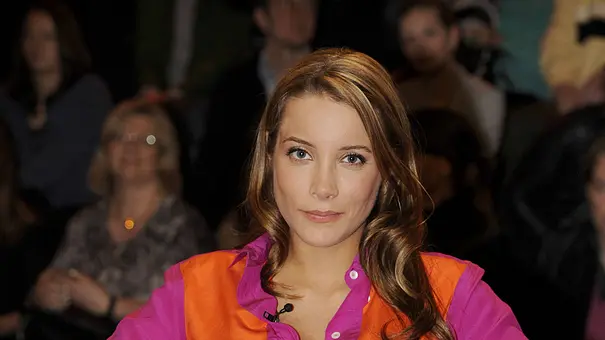Sara Schätzl trägt ein orange-pinkes Hemd und blickt direkt in die Kamera. - Foto: IMAGO / Michael Wigglesworth