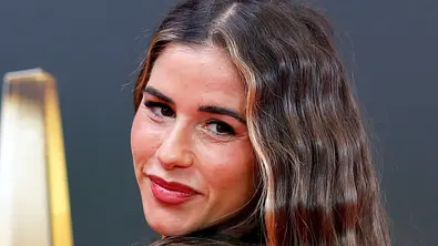 Sängerin Sarah Engels scheint ihren Mann wie ein großes Kind zu behandeln... - Foto: IMAGO / Future Image