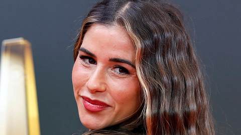 Sängerin Sarah Engels scheint ihren Mann wie ein großes Kind zu behandeln... - Foto: IMAGO / Future Image