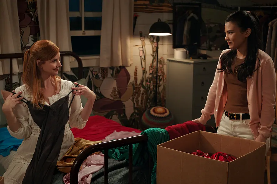 2. Staffel von „Ich und die Walter Boys“ Katherine Walter (Sarah Rafferty) und Jackie (Nikki Rodriguez) in der 2. Staffel von „Ich und die Walter Boys“.