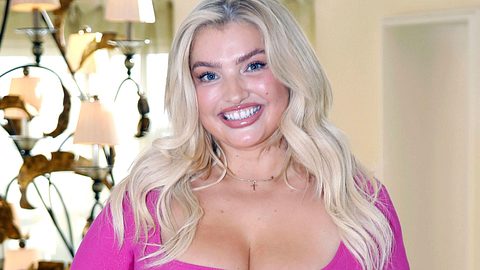 Das Plussize-Model Sarina Nowak zeigt ihre Kurven selbstbewusst. - Foto: IMAGO / Future Image