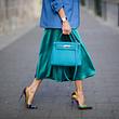 Ob Kleid, Palazzo-Hose oder Anzug: Wir lieben Satin und tragen den Fashiontrend im Sommer 2019 rauf und runter! - Foto: Getty Images