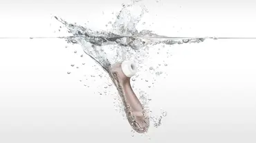 Goldener Satisfyer der ins Wasser geworfen wird - Foto: Satisfyer/PR