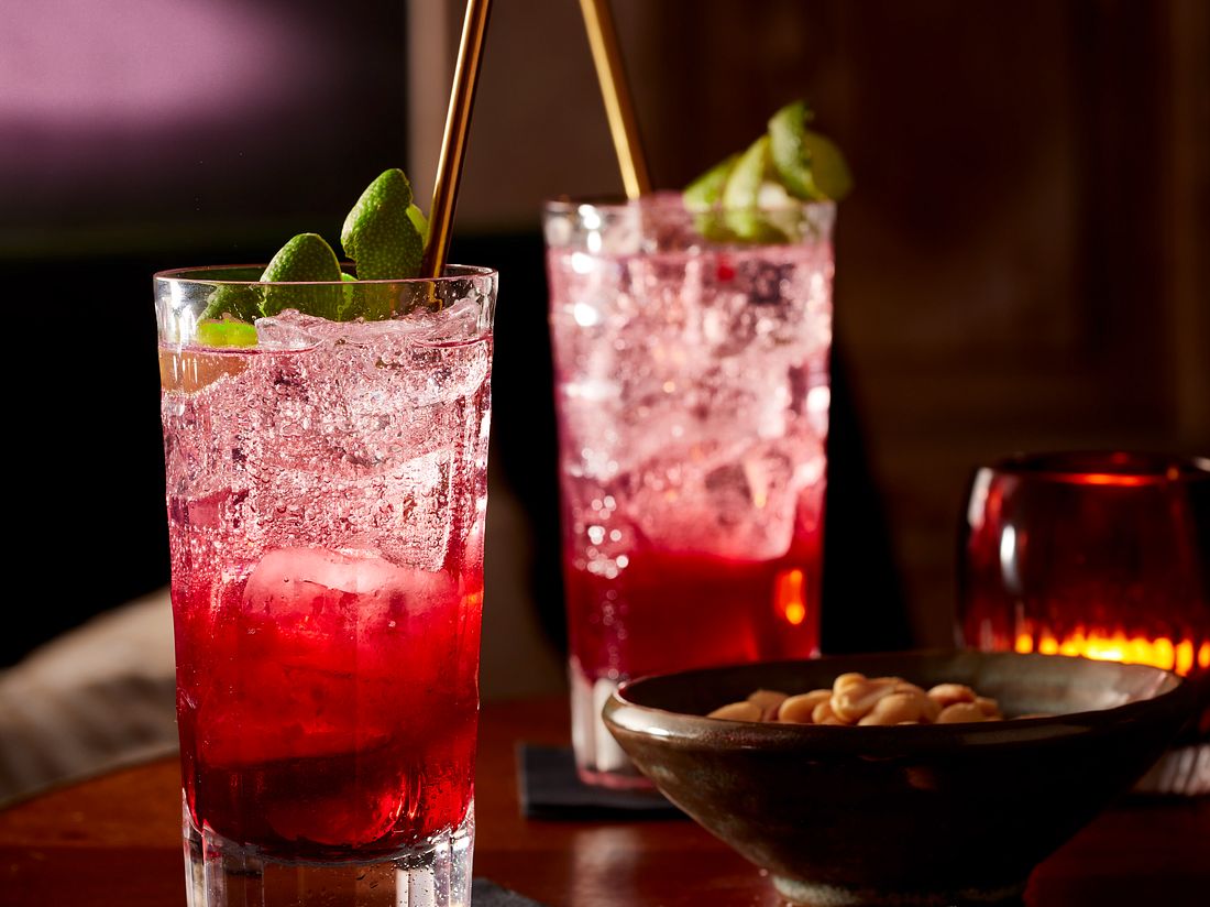 Sauerkirsch-Tonic als alkoholfreier Drink Sauerkirsch-Tonic als alkoholfreier Drink