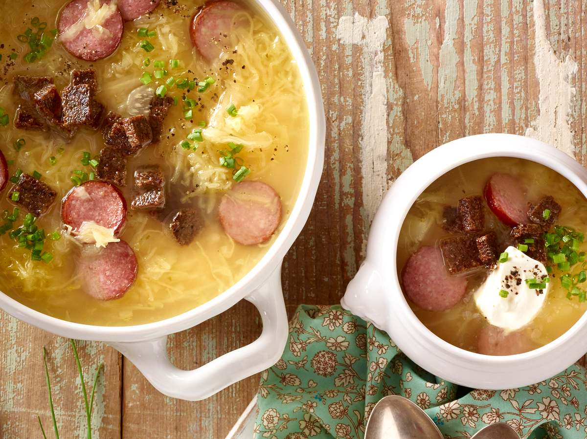 Unsere herzhafte Sauerkrautsuppe punkte mit Kabanossis.