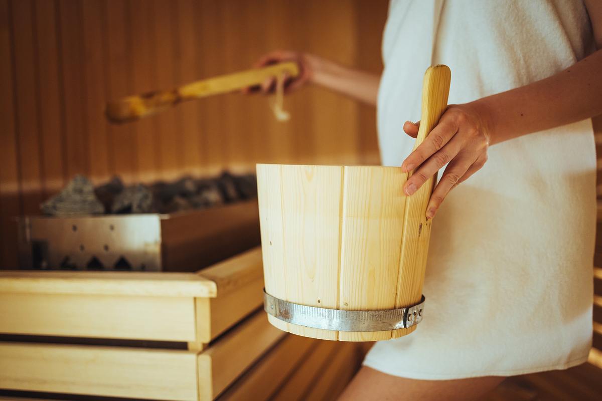 Frau in der Sauna Aufguss