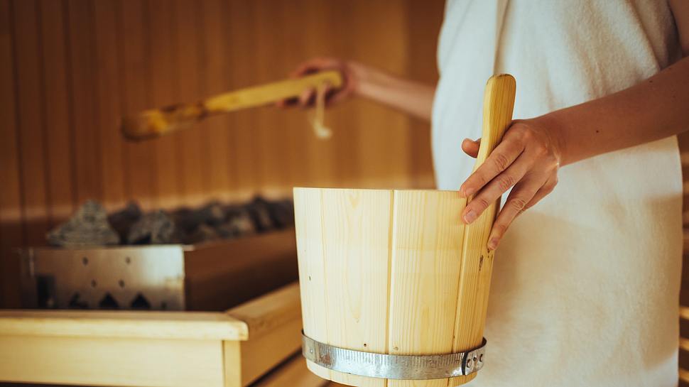 Frau in der Sauna Aufguss - Foto: dragana991/iStock