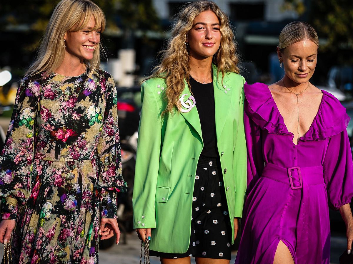 Drei blonde Frauen in bunten Outfits