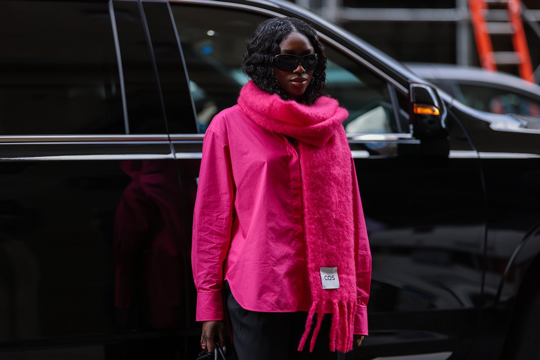 Pretty in Pink: Schals in der Trendfarbe des Jahres sorgen für gute Laune Pretty in Pink: Schals in der Trendfarbe des Jahres sorgen für gute Laune