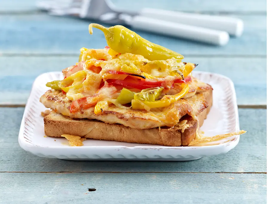 Scharf und knusprig: Pizza Toast mit Hänchen. Scharf und knusprig: Pizza Toast mit Hänchen.