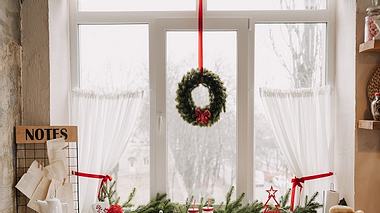 Weiße Scheibengardine an Küchenfenster - Foto: iStock/ Oksana_Bondar