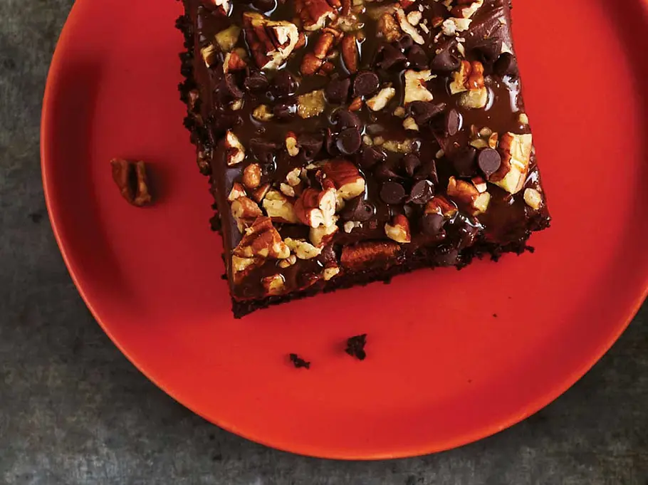 Schoko-Schichtkuchen mit Dulce de Leche Ein Schoko-Schichtkuchen zum Verlieben: Im Inneren versteckt sich Dulce de Leche.