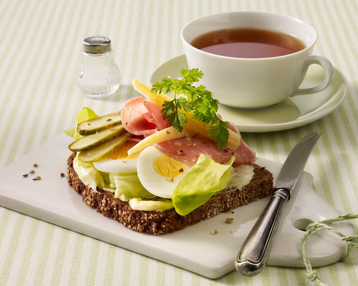 Schinkenbrot mit Ei zum Low Carb Frühstück