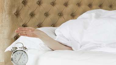 Ausschlafen ist eine Bestrafung: Warum am Wochenende nicht länger geschlafen werden sollte - Foto: Getty Images/ Flashpop