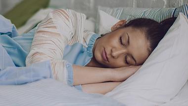 Embryonalstellung: Diese Schlafposition macht schlechte Laune! - Foto: iStock