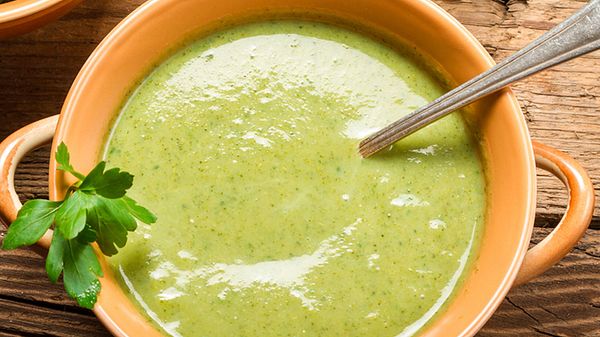 Die Kräuter-Suppe macht nicht nur fit, sondern auch schlank! - Foto: iStock