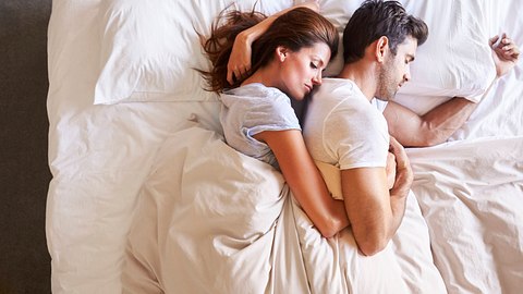 schlaposition-beziehung-paare-bedeutung - Foto: IMAGO / Shotshop