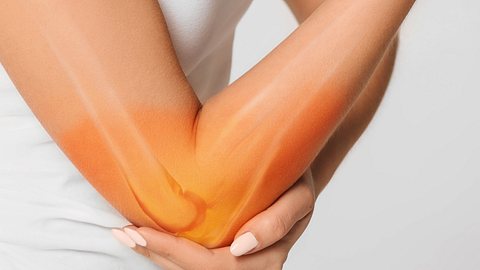 Schleimbeutelentzündung: In Knie, Ellenbogen, Schulter und Co. können Hausmittel helfen. (Themenbild) - Foto:  peakSTOCK/iStock