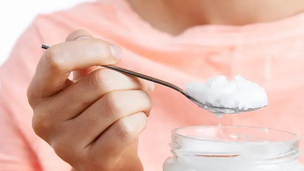 Frau mit Löffel, auf dem eine zuckerartige Masse liegt (Themenbild) - Foto: Highwaystarz-Photography/iStock Frau mit Löffel, auf dem eine zuckerartige Masse liegt (Themenbild) - Foto: Highwaystarz-Photography/iStock