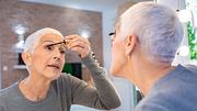 Schlupflider schminken ab 50: Mit diesen Tipps wirken deine Augen größer und strahlender - Foto: Nikola Ilic/iStock