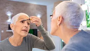 Schlupflider schminken ab 50: Mit diesen Tipps wirken deine Augen größer und strahlender - Foto: Nikola Ilic/iStock Schlupflider schminken ab 50: Mit diesen Tipps wirken deine Augen größer und strahlender - Foto: Nikola Ilic/iStock