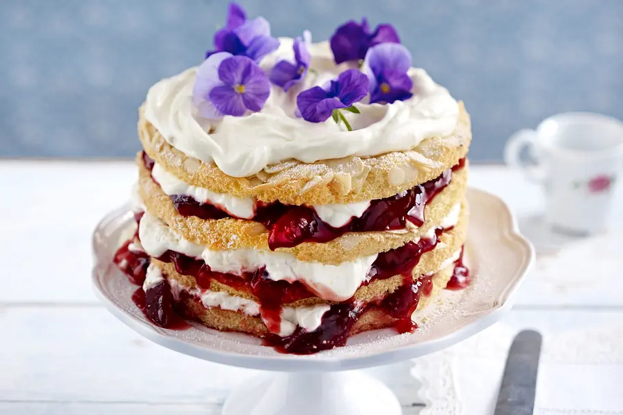 Schmand-Pflaumen-Schichttorte mit Stiefmütterchen