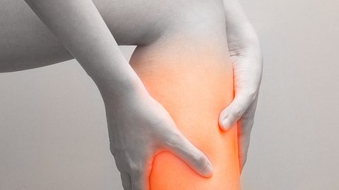 Schmerzen in den Beinen wie Muskelkater können sehr unangenehm sein - Foto: catinsyrup/iStock