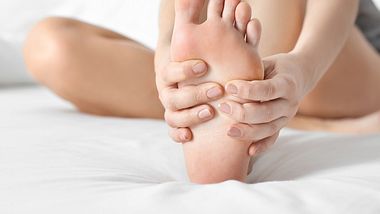 Schmerzen in den Füßen können sehr viele unterschiedliche Ursachen haben. - Foto: iStock