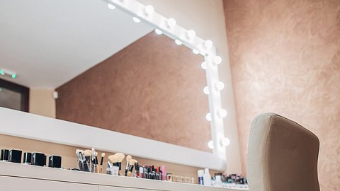 Stuhl vor Schminkspiegel mit Licht - Foto: iStock/South_agency