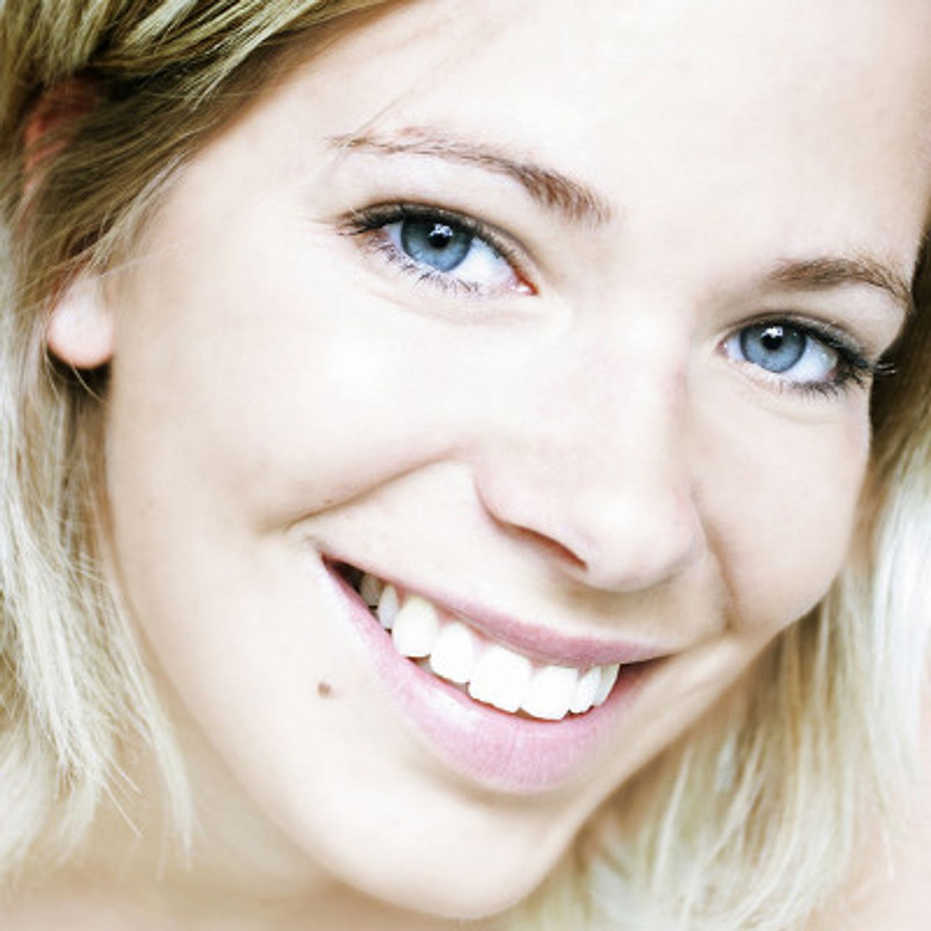 <p>Schminktipps</p><p><b>Blaue Augen: Gold betont die Leuchtkraft</b><b> <a href=/bildergalerie/1159488/ansicht.html>Blaue Augen</a> </b> kommen am schönsten mit Lila-, Gold- und Brauntönen zur Geltung. Das wirkt natürlich und hebt die <b> <a href=/bil schminktipps blaue augen q